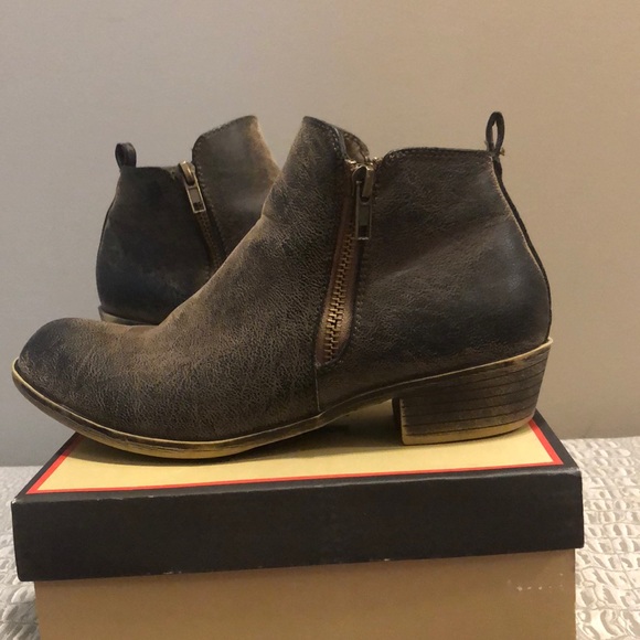 Rustic looking ankle boots - Picture 2 of 5